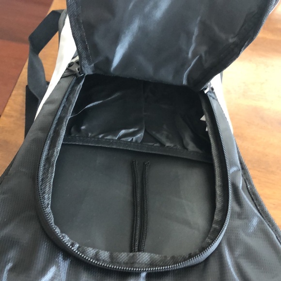 NWOT KOOVAGI Hydration Backpack with CHERAINTI Water Bladder - Picture 9 of 9